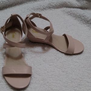 Pale pink wedges! Super cute 😍💕